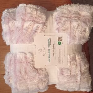 Royal Luxe micro mink/ Sherpa throw blanket.  Purple.